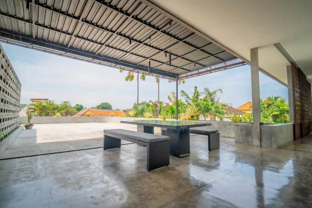 Sleek 4-Bedroom Luxury Villa with Contemporary Tropical Design — photo 5