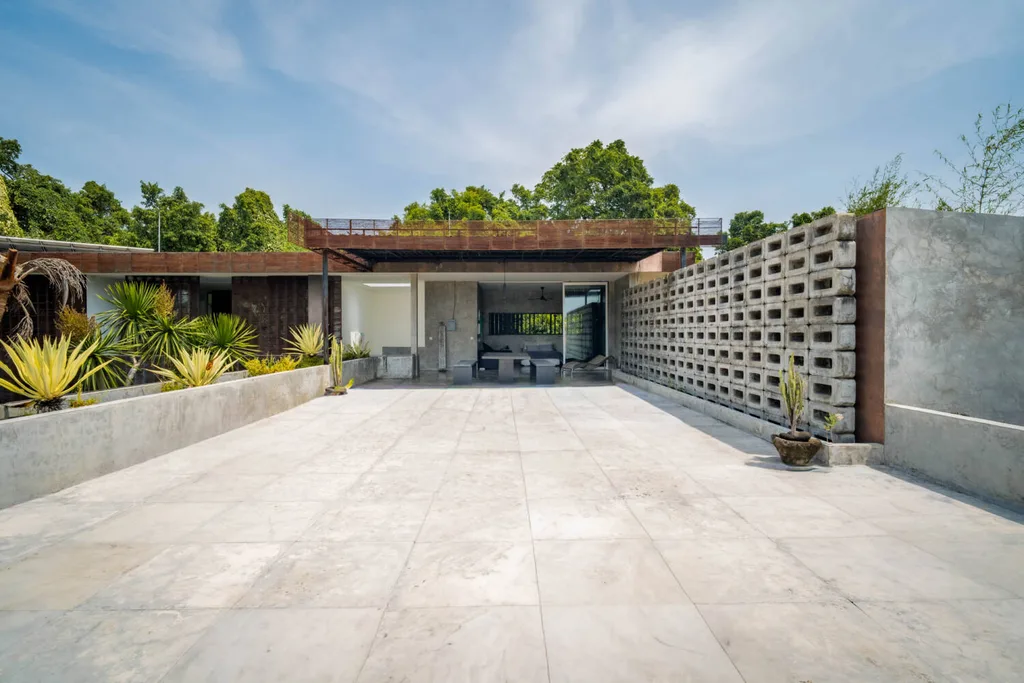 Sleek 4-Bedroom Luxury Villa with Contemporary Tropical Design — photo 3