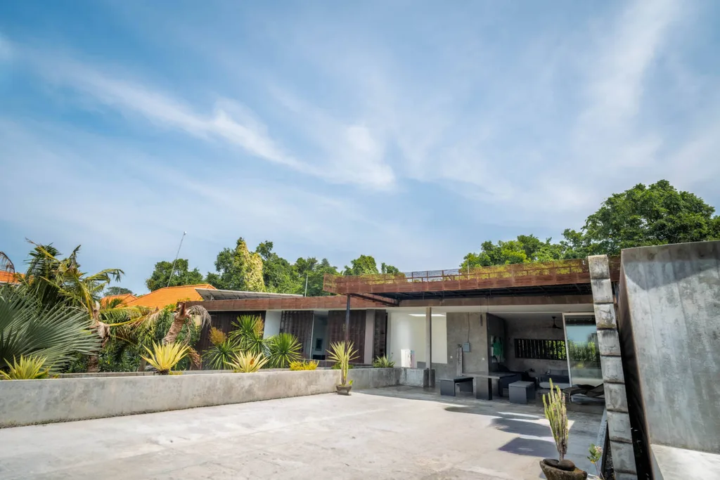 Sleek 4-Bedroom Luxury Villa with Contemporary Tropical Design — photo 4