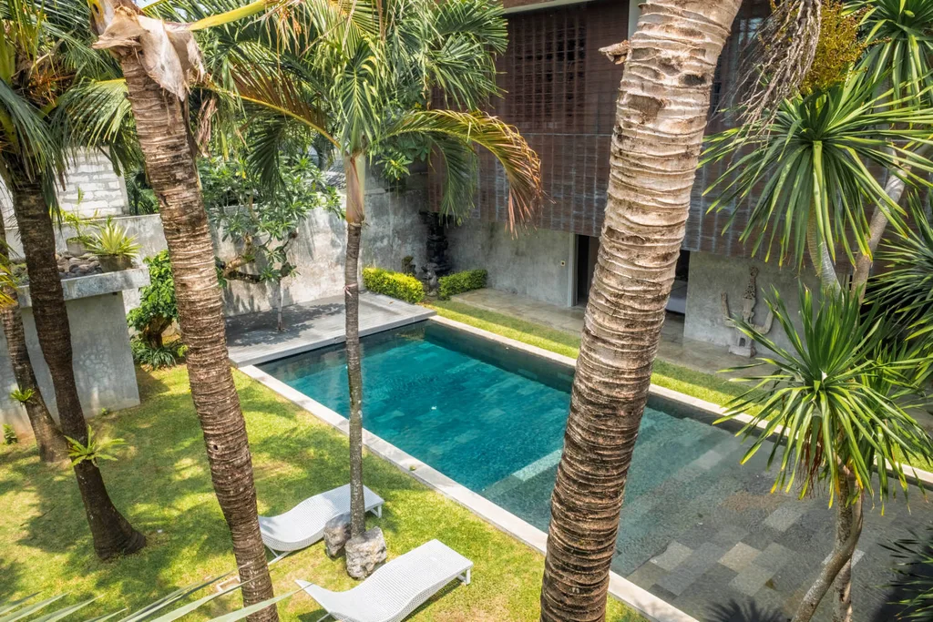Sleek 4-Bedroom Luxury Villa with Contemporary Tropical Design — photo 2