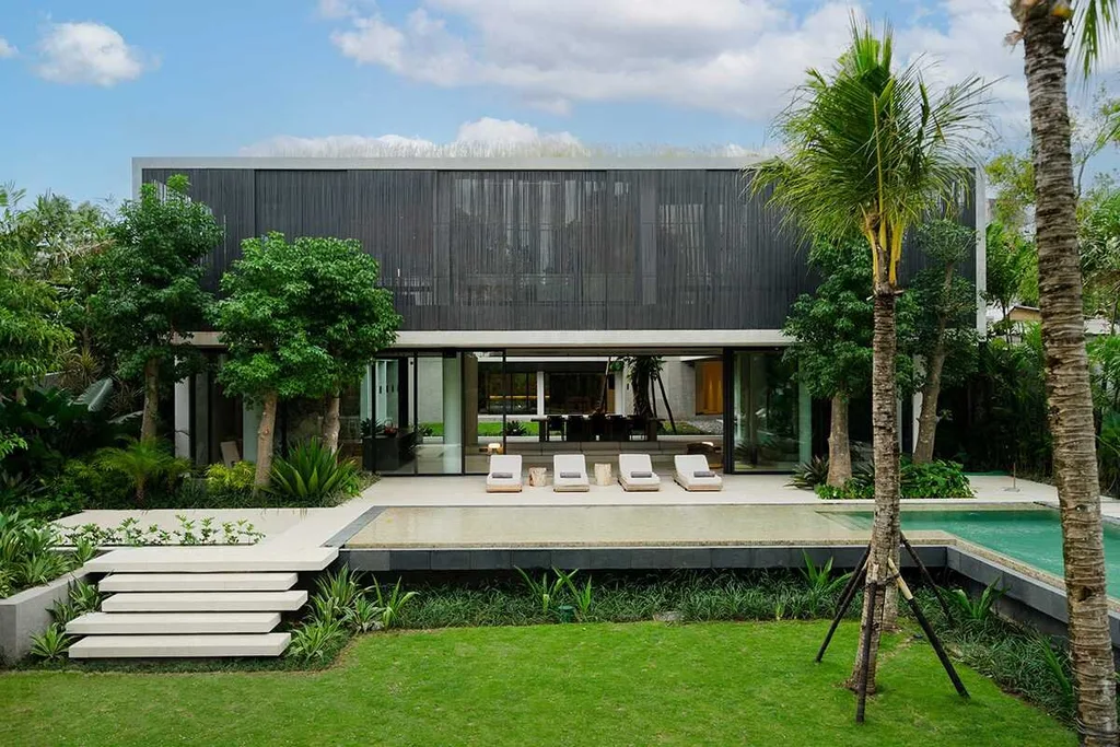 Exquisite 6 Bedroom Freehold Mansion in Pererenan for Sale — photo 2