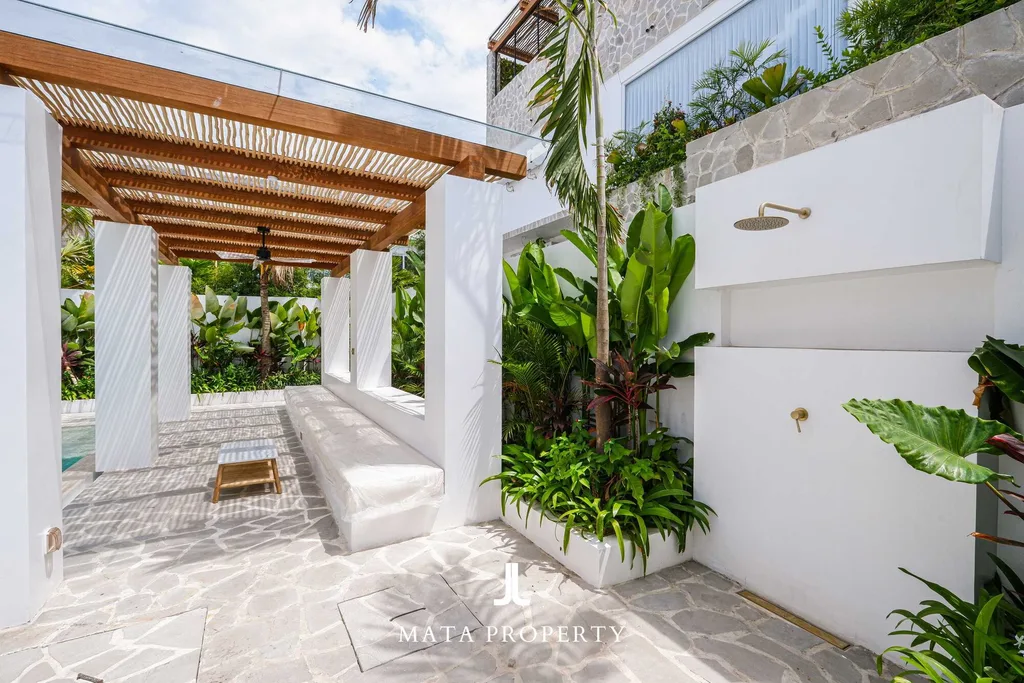 Triple-Story Beachside Villa in Cemagi for Sale — photo 5