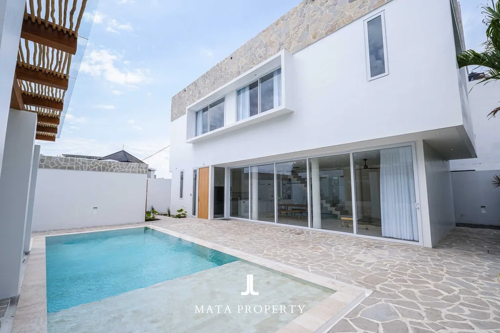 Triple-Story Beachside Villa in Cemagi for Sale — photo 2