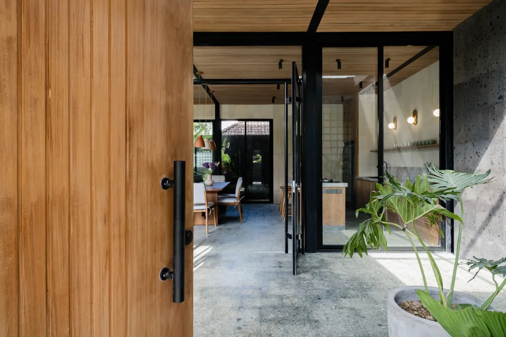 Luxurious Jungle Escape: 3-Bedroom Villa Near Ubud Palace — photo 4