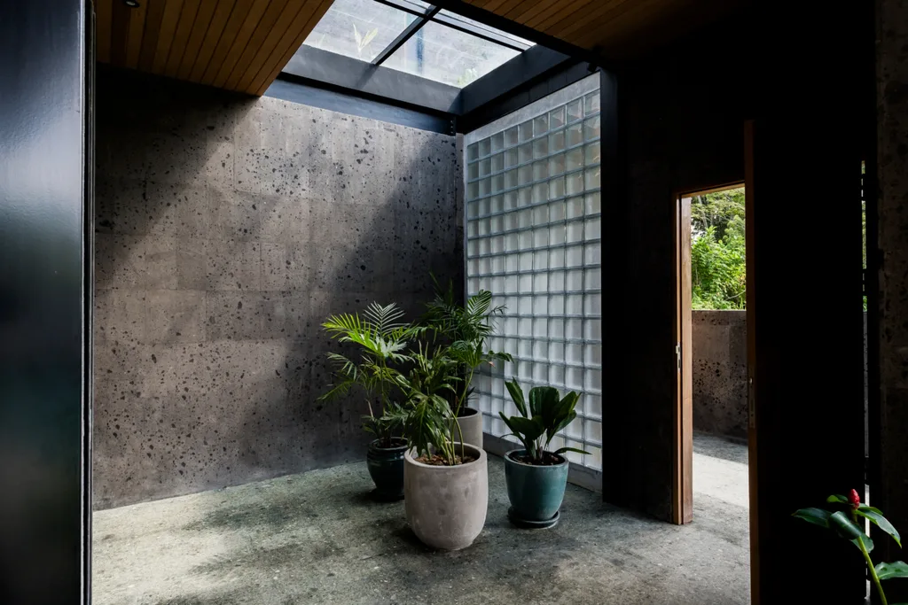 Luxurious Jungle Escape: 3-Bedroom Villa Near Ubud Palace — photo 5