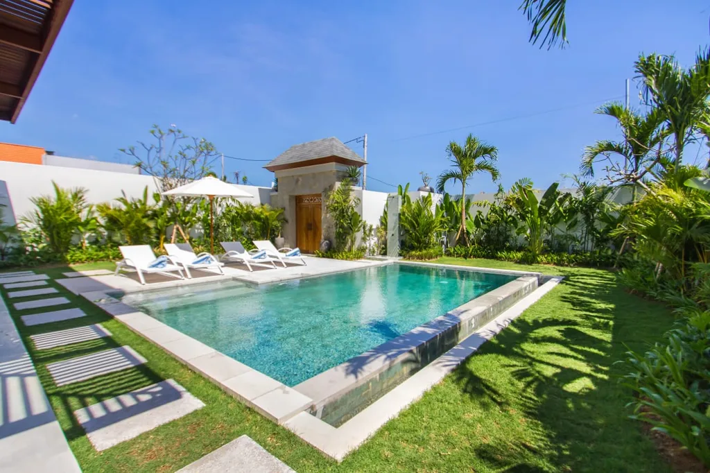 4 Bedroom Beachfront Villa in Cemagi for Sale — photo 3