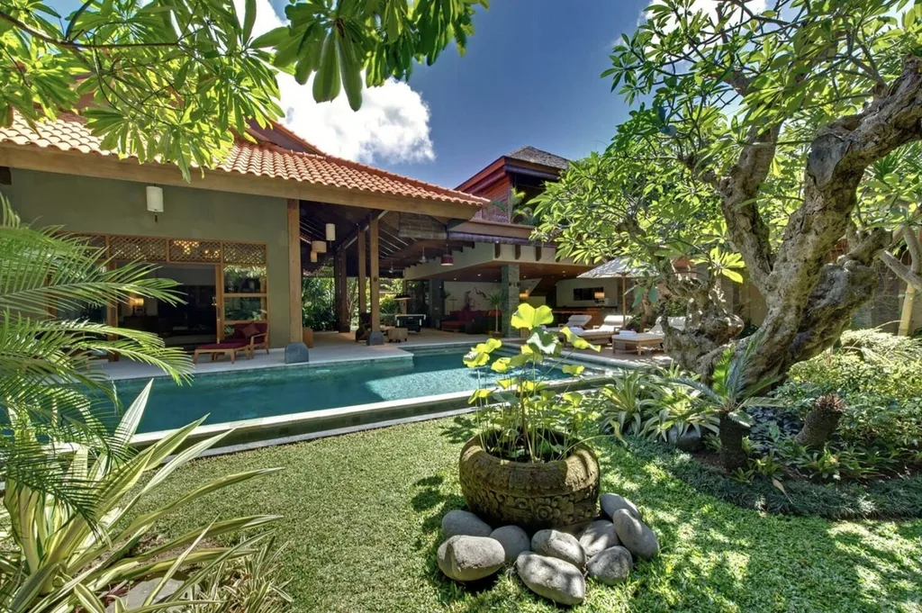 Elegant 4-Bedroom Freehold Villa in Seminyak for Sale — photo 2