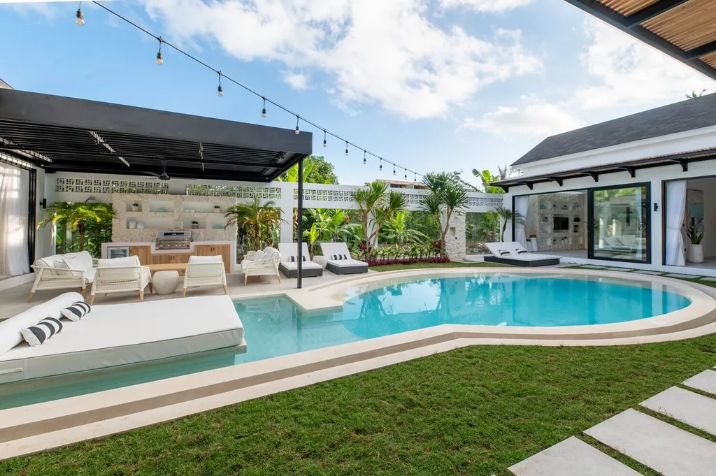 4–5 Bedroom Villa Near Pererenan for Sale