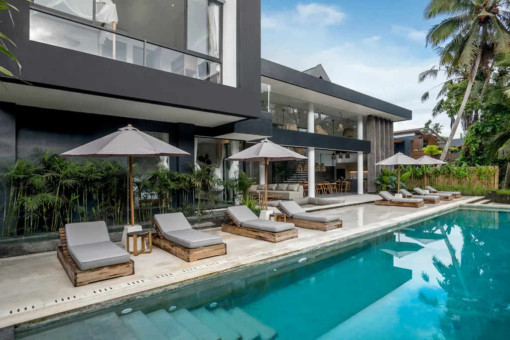 Spacious 6-Bedroom Villa in Central Ubud for Sale — photo 2