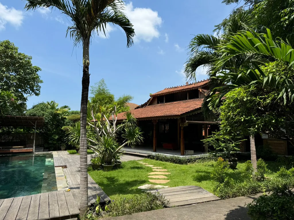 Elegant 3-Bedroom Villa with Mezzanine and Expansive Private Garden in Umalas — photo 4