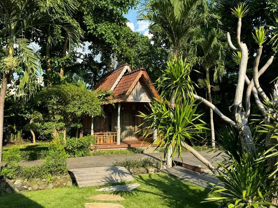 Elegant 3-Bedroom Villa with Mezzanine and Expansive Private Garden in Umalas — photo 5