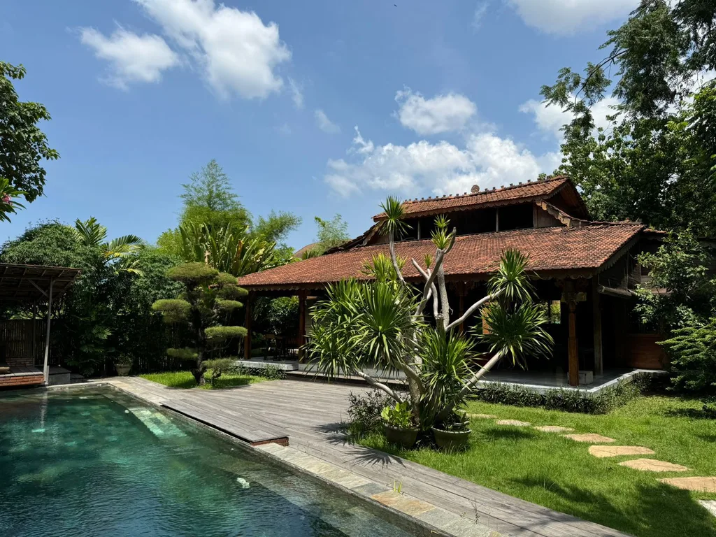 Elegant 3-Bedroom Villa with Mezzanine and Expansive Private Garden in Umalas — photo 2
