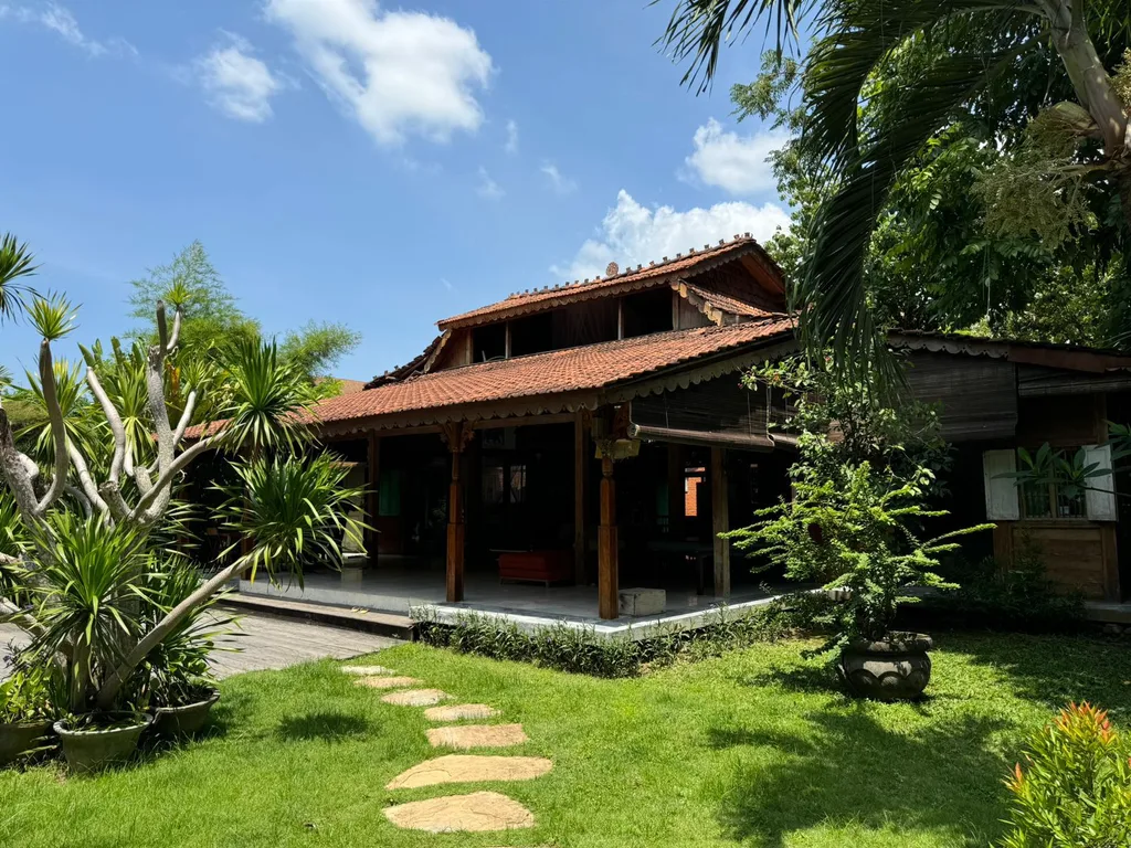 Elegant 3-Bedroom Villa with Mezzanine and Expansive Private Garden in Umalas — photo 3