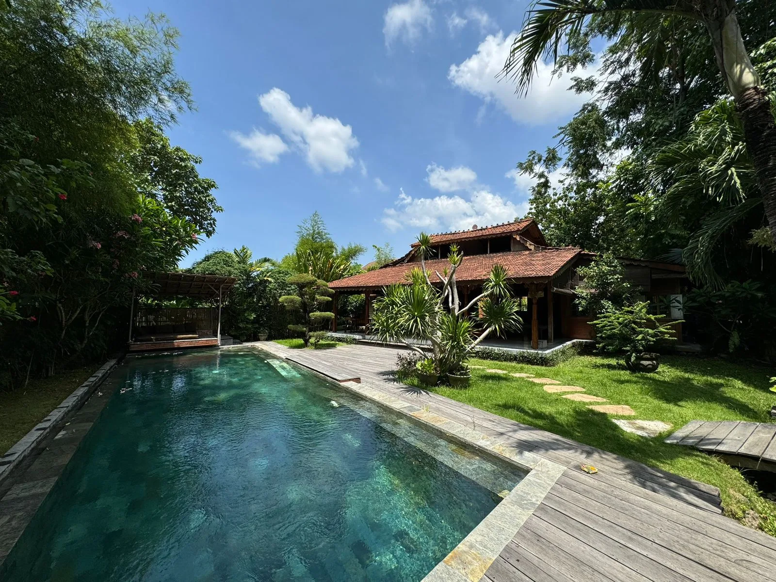 Elegant 3-Bedroom Villa with Mezzanine and Expansive Private Garden in Umalas