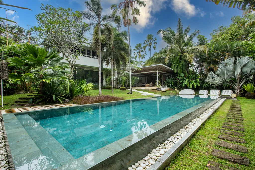 Rare Freehold Estate with Expansive Land and Timeless Architecture in Kedungu — photo 2