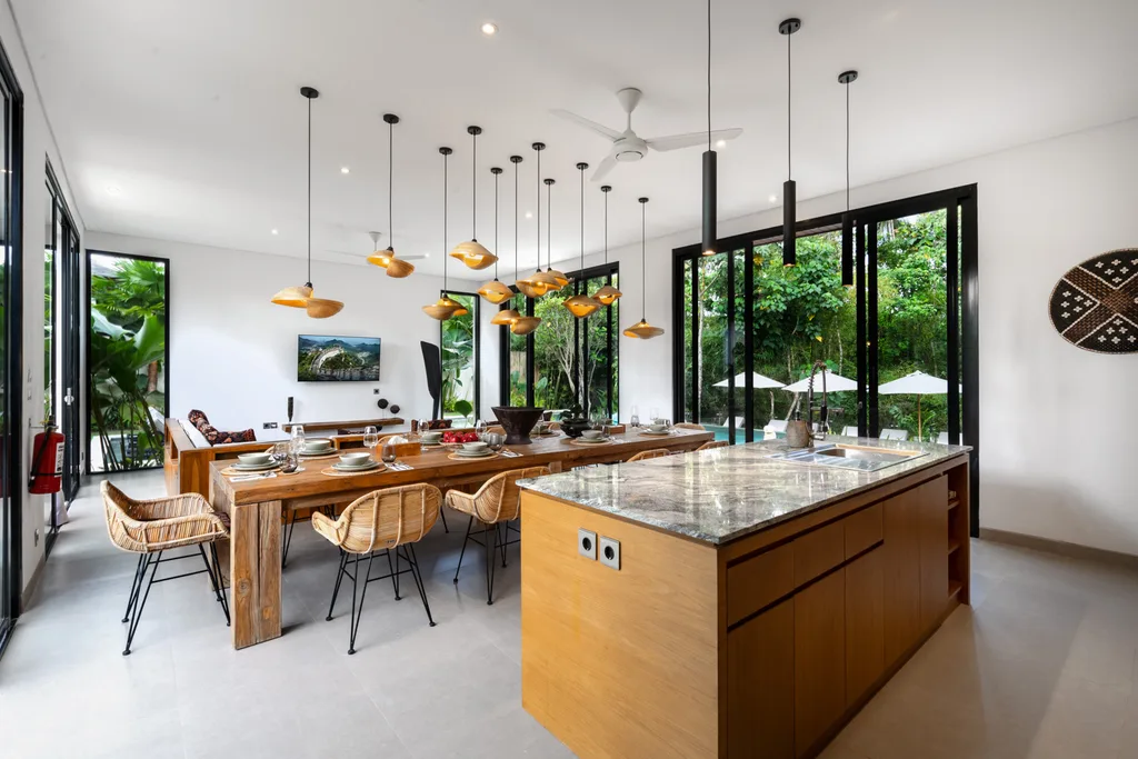 Spacious 5-Bedroom Villa in Peliatan Ubud for Sale with Jungle Backdrop — photo 5