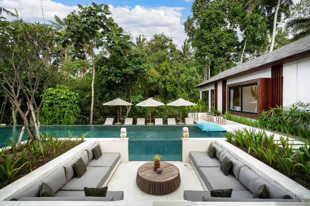 Spacious 5-Bedroom Villa in Peliatan Ubud for Sale with Jungle Backdrop — photo 2