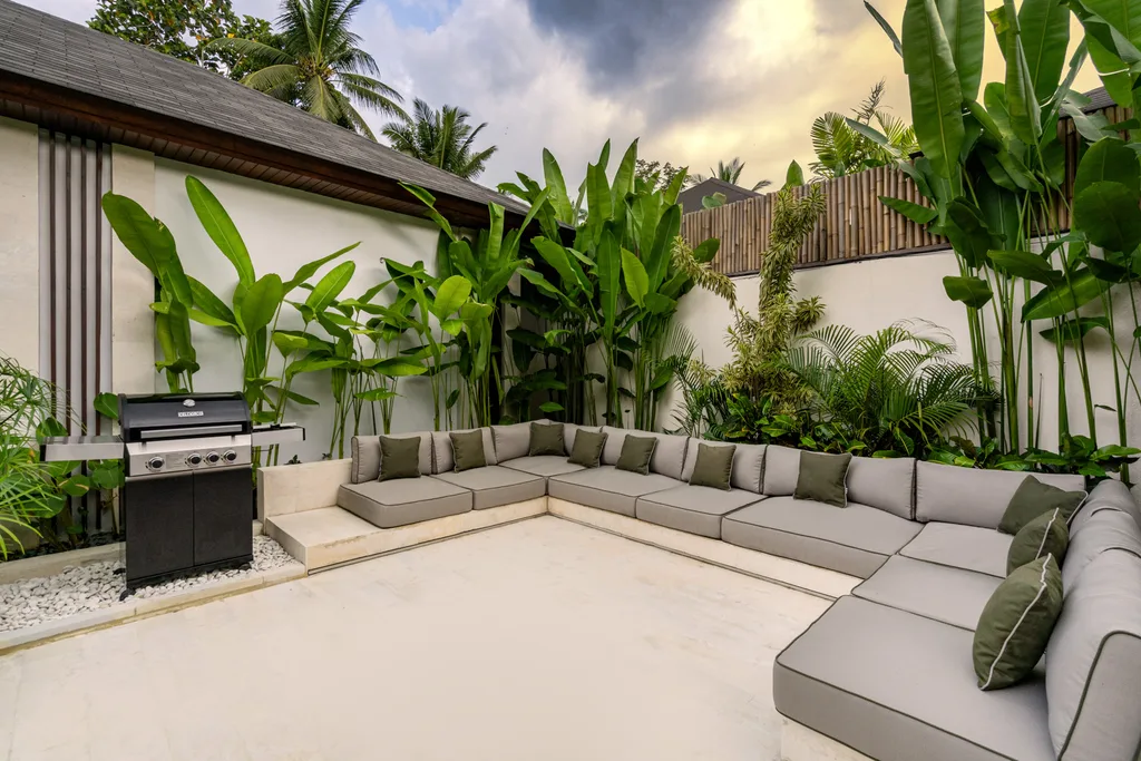 Spacious 5-Bedroom Villa in Peliatan Ubud for Sale with Jungle Backdrop — photo 3