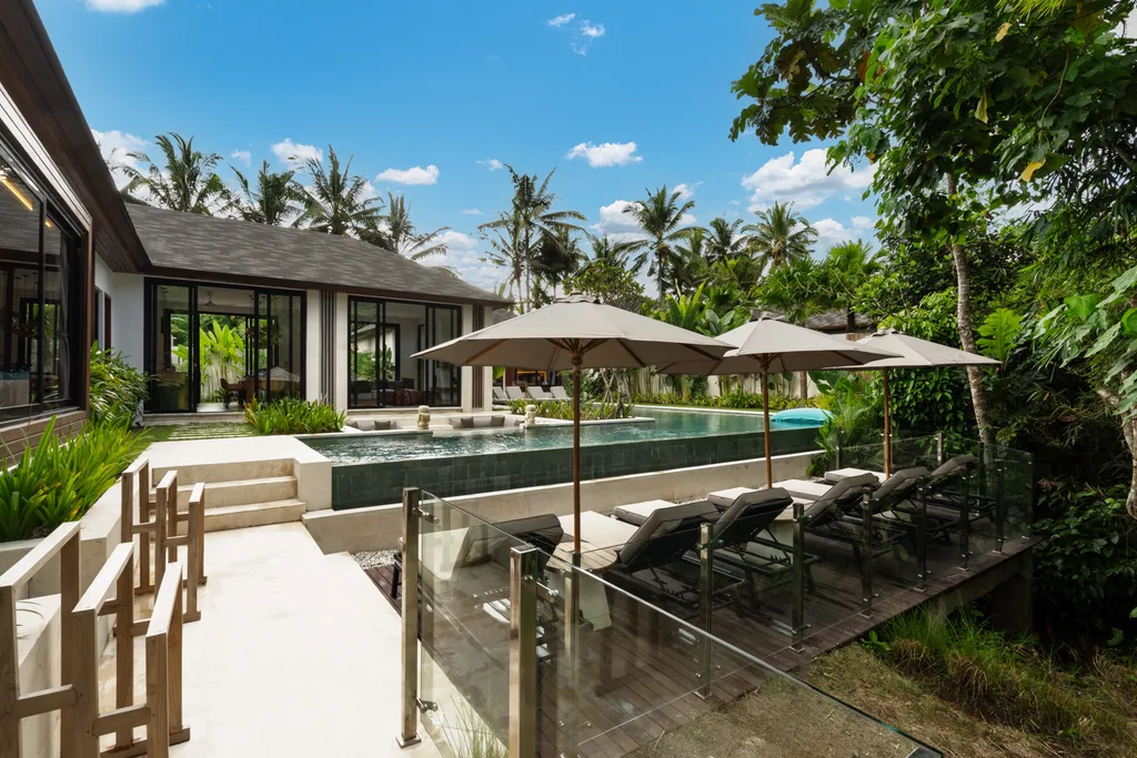 Spacious 5-Bedroom Villa in Peliatan Ubud for Sale with Jungle Backdrop — photo 4