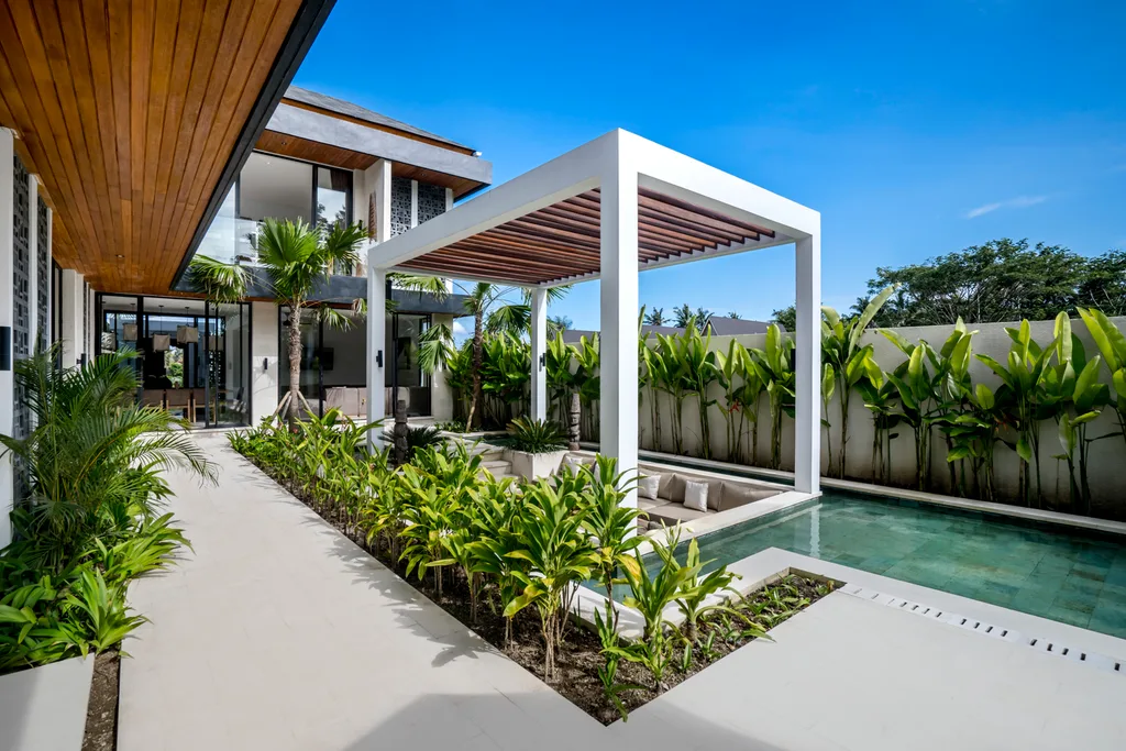 Spacious 5-Bedroom Villa with Jungle Views in Ubud for Sale — photo 2