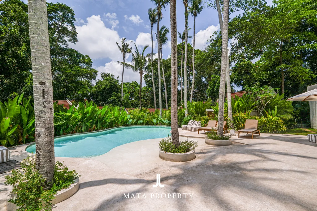 Operational 11 Villa Boutique Hotel for Sale in Kedungu