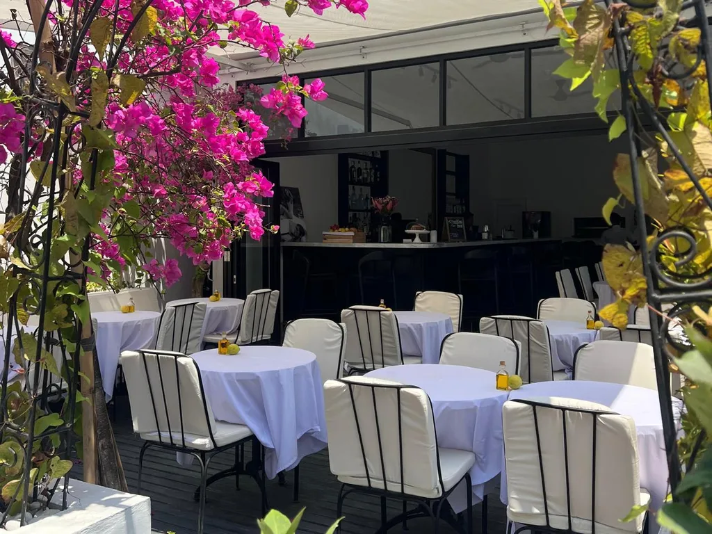 Turnkey Restaurant Lease Opportunity in Prime Bali Location — photo 2