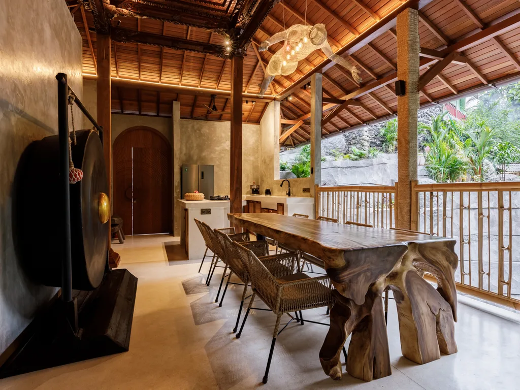 Riverside 4 Bedroom Villa with Infinity Pool and Jungle Views in Ubud — photo 5