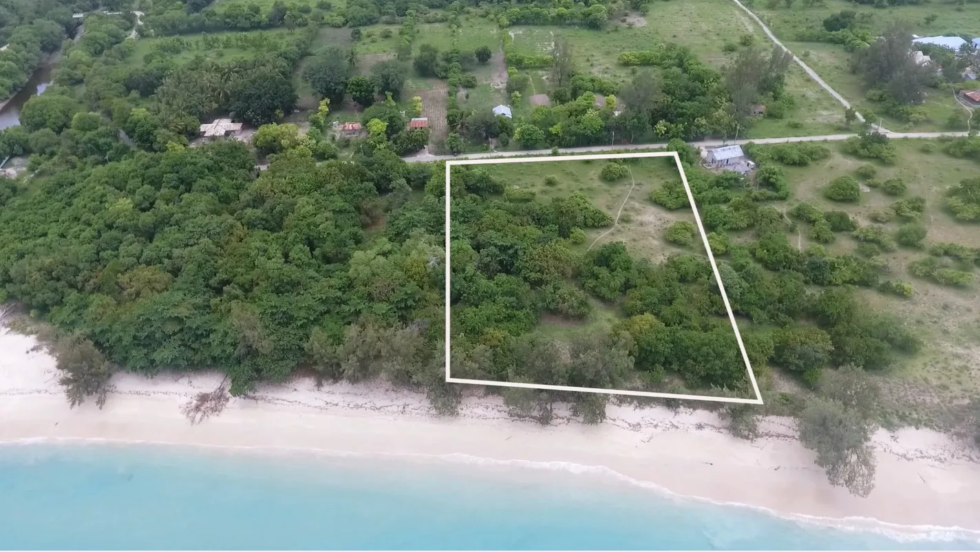 FREEHOLD 40 ARE BEACHFRONT LAND IN LENANG, SUMBA