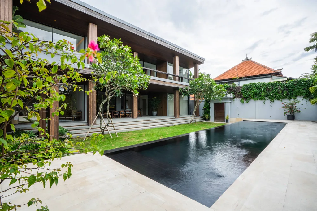 4-Bedroom Luxury Villa for Sale in Tumbak Bayuh, with Exceptional Build Quality — photo 2
