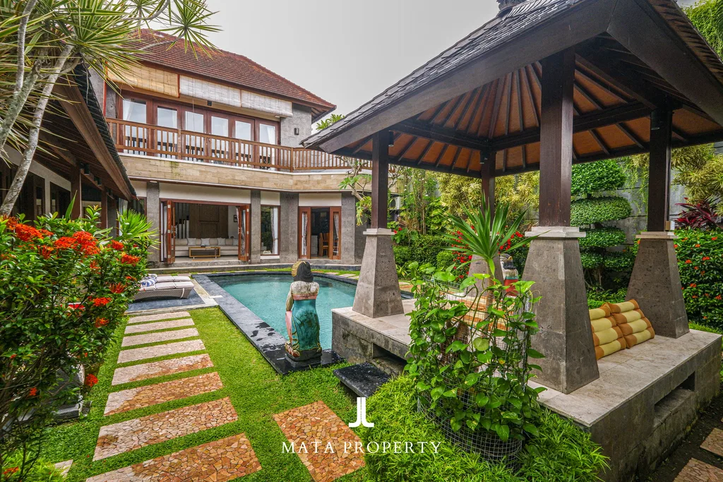 Freehold Villa in Berawa with Garden and Balinese Charm — photo 3