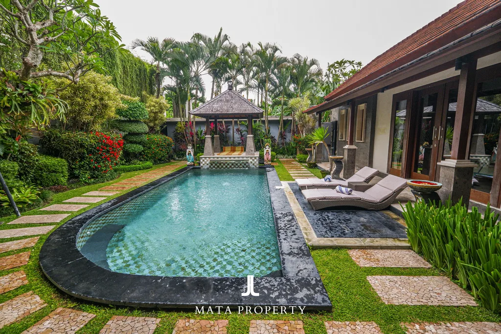 Freehold Villa in Berawa with Garden and Balinese Charm — photo 5