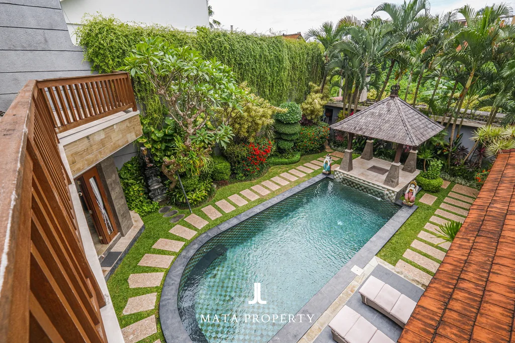 Freehold Villa in Berawa with Garden and Balinese Charm