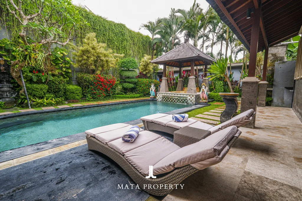 Freehold Villa in Berawa with Garden and Balinese Charm — photo 4