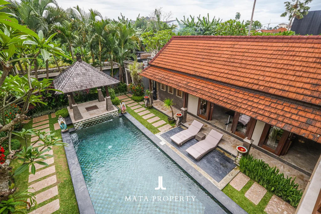 Freehold Villa in Berawa with Garden and Balinese Charm — photo 2