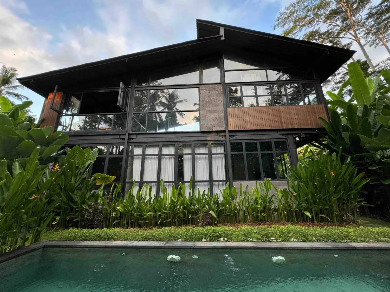 Modern 3 Bedrooms Freehold Villa with River and Jungle Views in South Ubud
