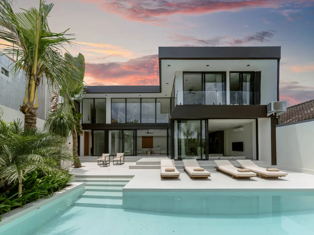 Modern 4 Bedroom Villa in Seminyak for Sale — photo 2