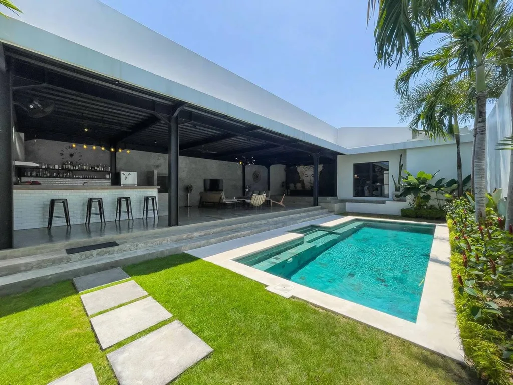 Contemporary 3 Bedroom Villa in Prime Umalas Residential Area — photo 2