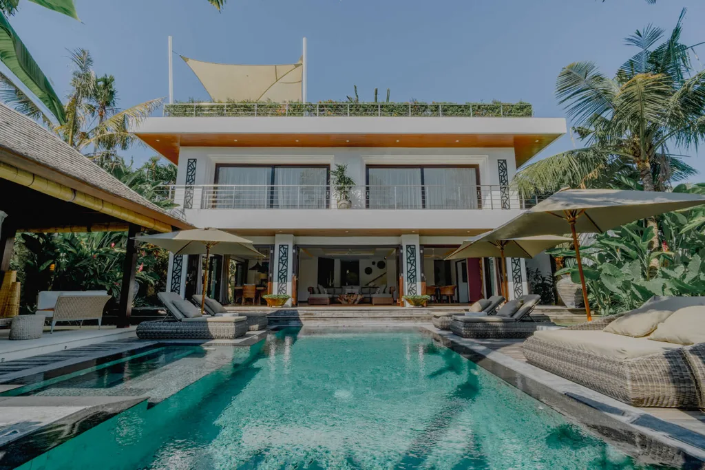Exceptional 4-Bedroom Villa with Panoramic Rooftop Views in Umalas — photo 4
