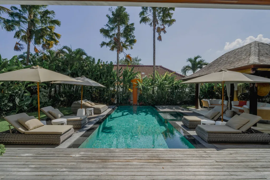 Exceptional 4-Bedroom Villa with Panoramic Rooftop Views in Umalas — photo 2