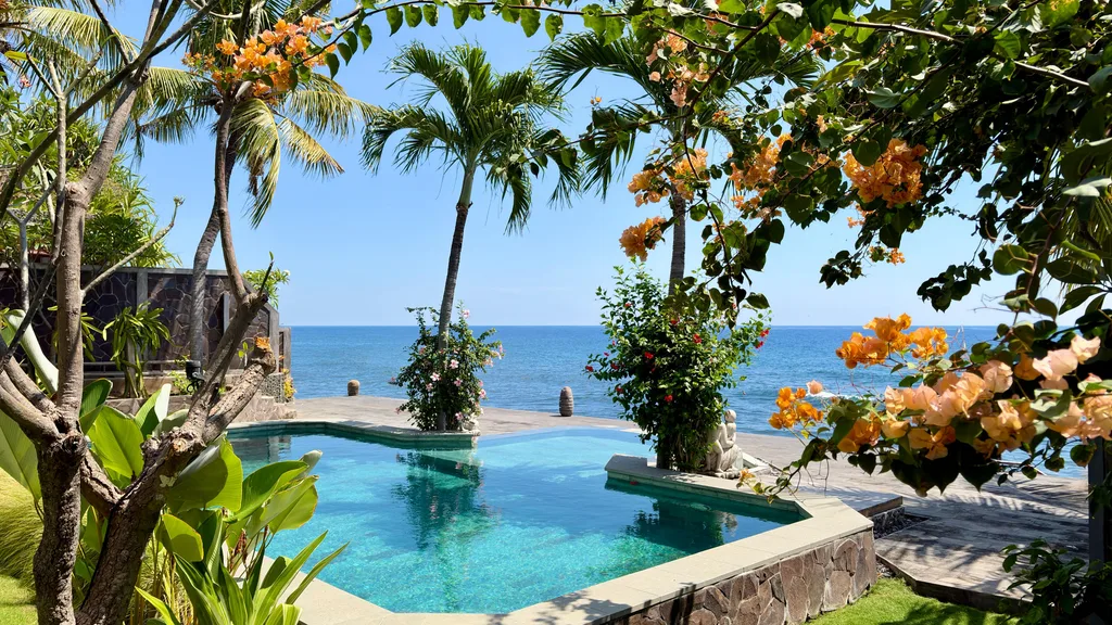 Beachfront Balinese Retreat - 7 Villas with Ocean Access — photo 2