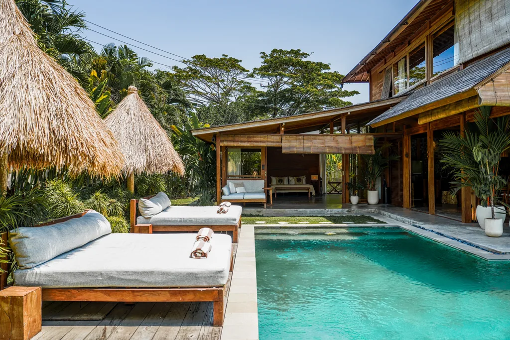 Exceptional 3-Bedroom Teak Wood Residence with Private Pool in Seseh — photo 3