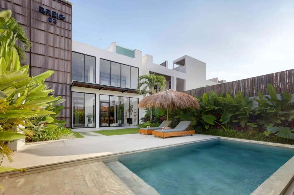 Three-Bedroom Villa with Rooftop Jacuzzi in Batu Bolong, Canggu — photo 2