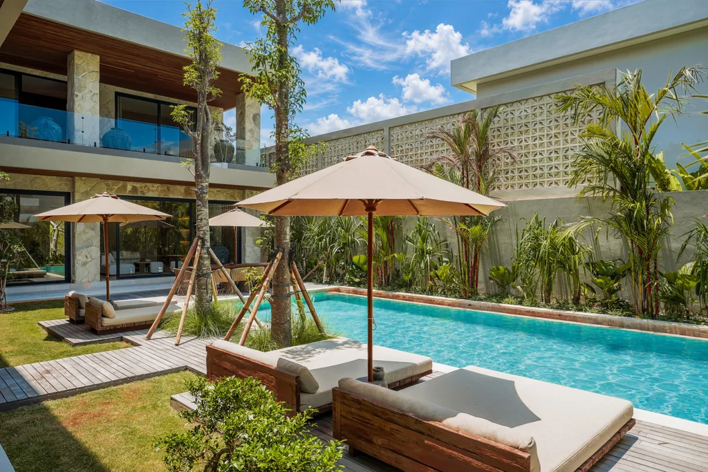 Residential Luxury Five-Bedroom Villa with Spa and Gym in Umalas — photo 2